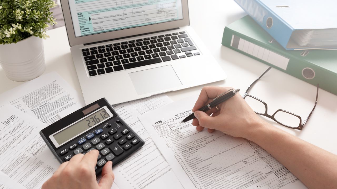 How much do accountant charge for tax return